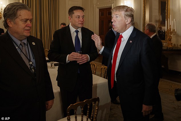 شوهد بانون في غرفة الطعام الرسمية بالبيت الأبيض في فبراير 2017 مع الرئيس دونالد ترامب ورجل الأعمال التكنولوجي إيلون ماسك.