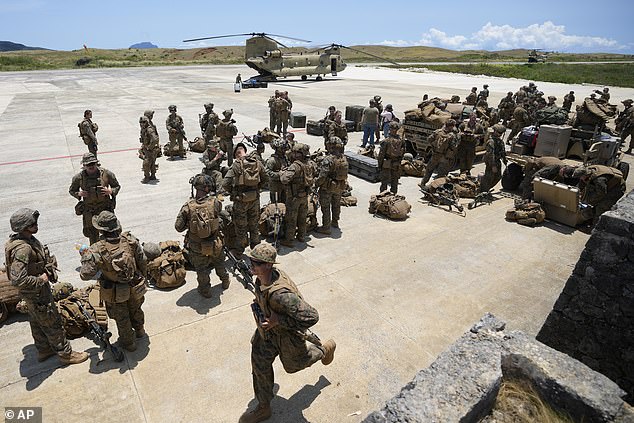 مشاة البحرية الأمريكية والفلبينية ينتظرون في مطار بلدة إيتبايات في أقصى شمال الفلبين، بمقاطعة باتانيس، خلال مناورة عسكرية مشتركة يوم الاثنين، 6 مايو 2024.