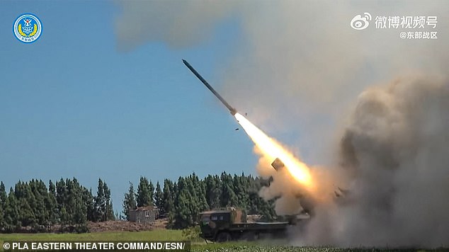 تجري الصين مناورات حربية بشكل روتيني في المنطقة، في الصورة هنا وهي تطلق صاروخًا خلال تدريب في البر الرئيسي الصيني في أغسطس 2022