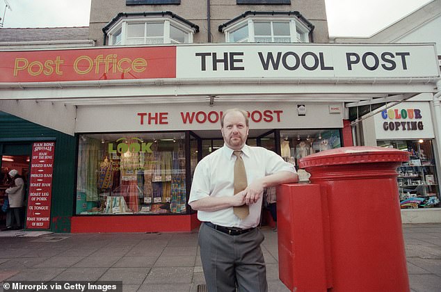 لعب آلان بيتس، الذي تم تصويره خارج مكتب البريد الخاص به في مارس 2000، دورًا حاسمًا في تسليط الضوء على المشكلات المتعلقة بنظام Post Office Horizon IT