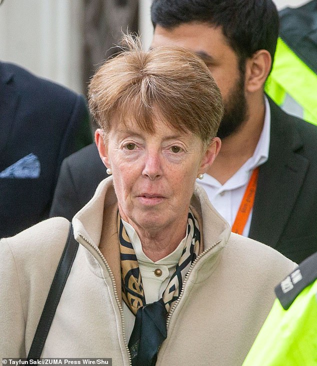 تم تجريد رئيسة مكتب البريد السابقة باولا فينيلز رسميًا من منصبها المركزي في أعقاب فضيحة Horizon IT، والتي وُصفت بأنها أكبر إجهاض للعدالة في تاريخ المملكة المتحدة.
