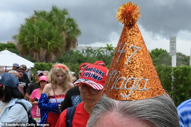 ارتدى عدد من المؤيدين قبعات عيد ميلاد ترامب محلية الصنع مزينة بشعارات MAGA