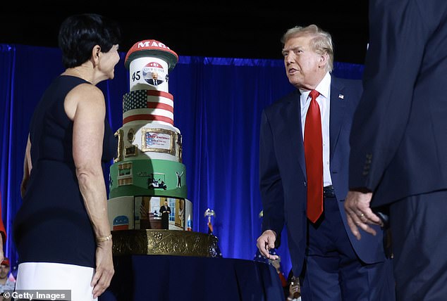 مشى الرئيس السابق دونالد ترامب لفترة وجيزة لإلقاء نظرة على الكعكة عند وصوله إلى حفل عيد ميلاده الثامن والسبعين في ويست بالم بيتش.